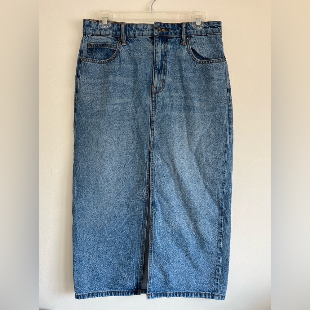 We The Free. Medium Wash Denim Midi Skirt. Size 8.